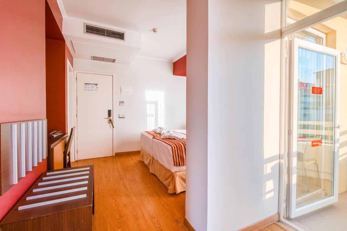 Uma cama ou camas num quarto em Muthu Raga Madeira Hotel