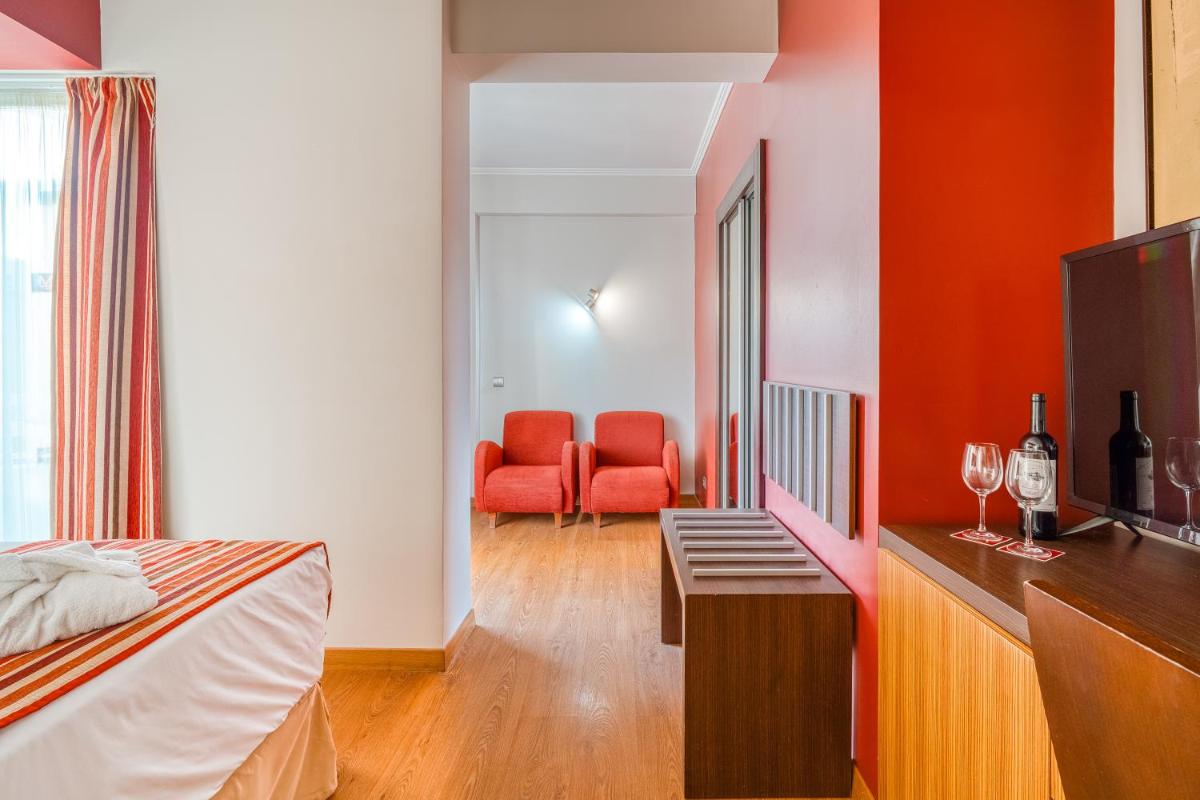 Uma cama ou camas num quarto em Muthu Raga Madeira Hotel