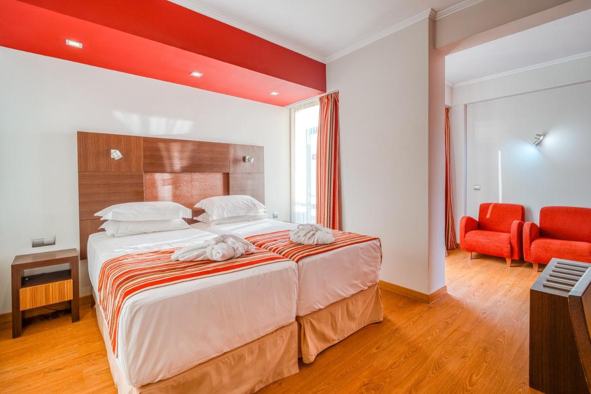 Uma cama ou camas num quarto em Muthu Raga Madeira Hotel