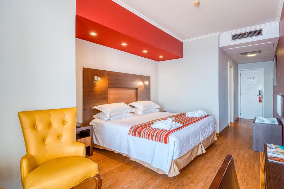Uma cama ou camas num quarto em Muthu Raga Madeira Hotel