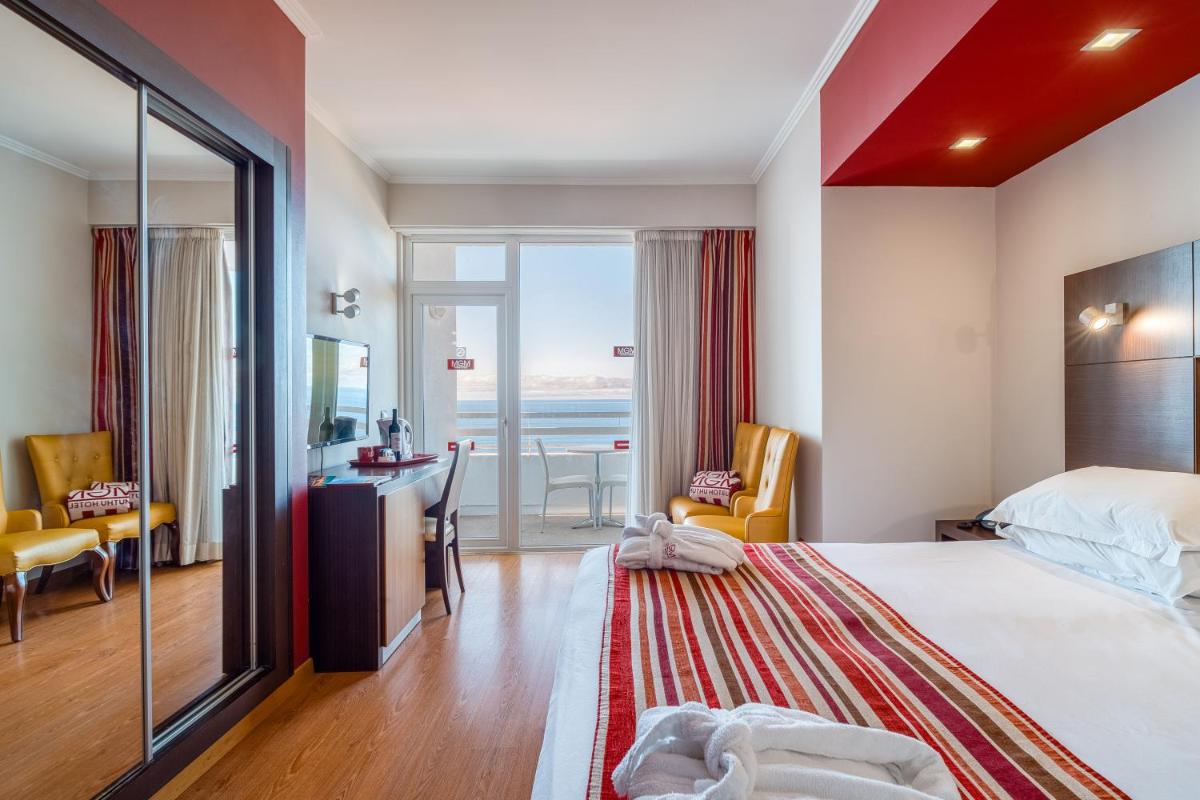 Uma cama ou camas num quarto em Muthu Raga Madeira Hotel