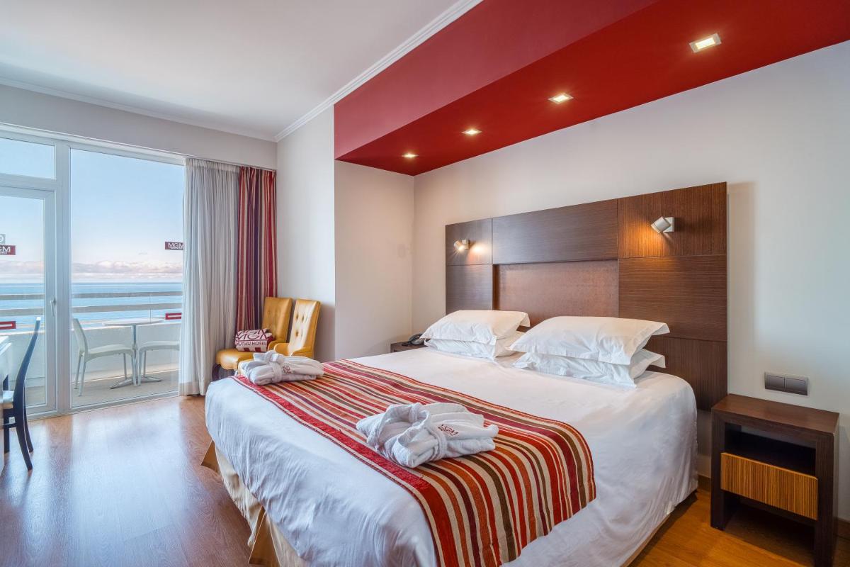 Uma cama ou camas num quarto em Muthu Raga Madeira Hotel