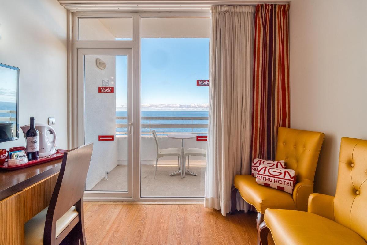 Uma área de estar em Muthu Raga Madeira Hotel