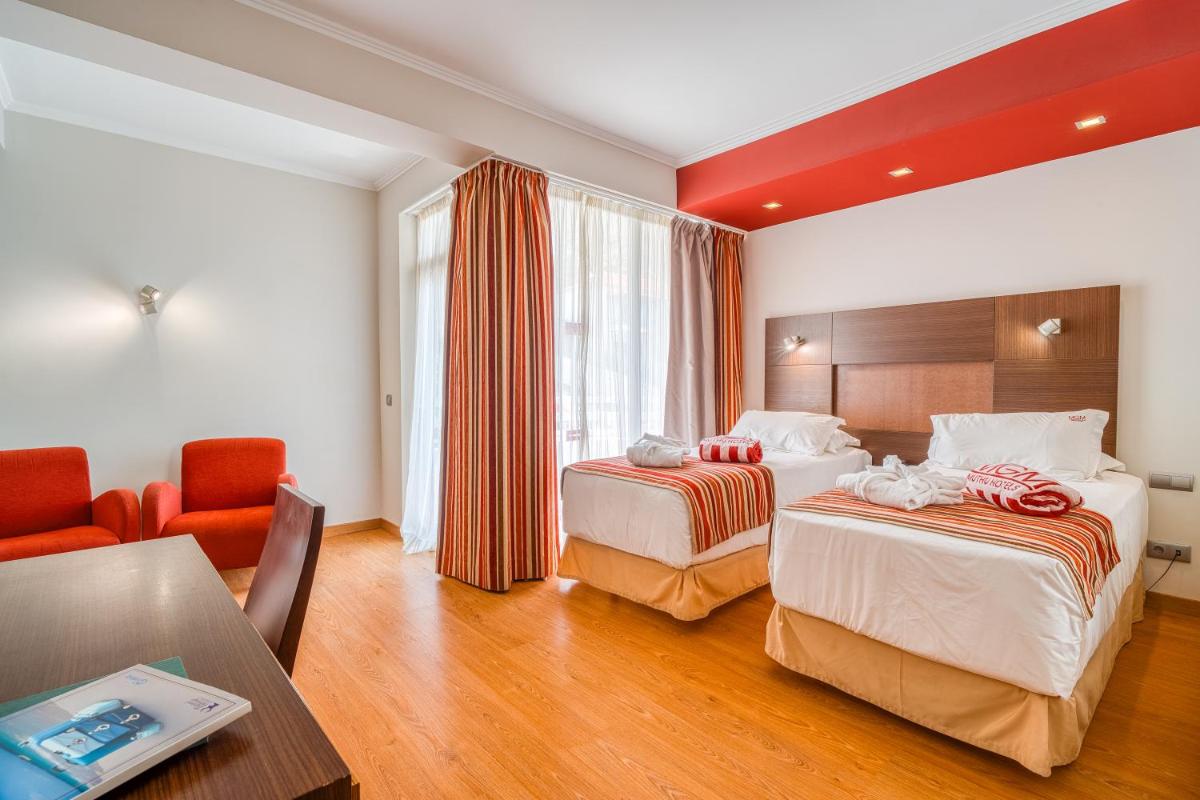 Uma cama ou camas num quarto em Muthu Raga Madeira Hotel
