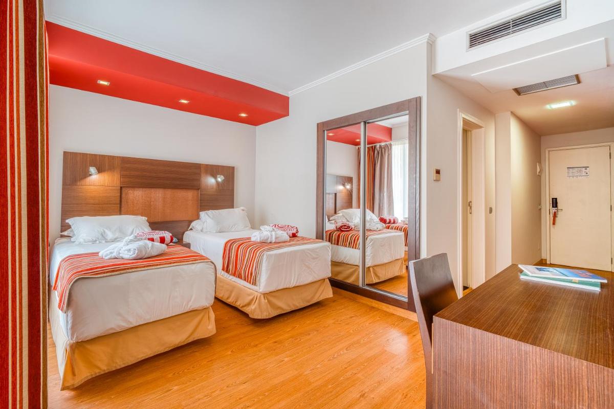 Uma cama ou camas num quarto em Muthu Raga Madeira Hotel