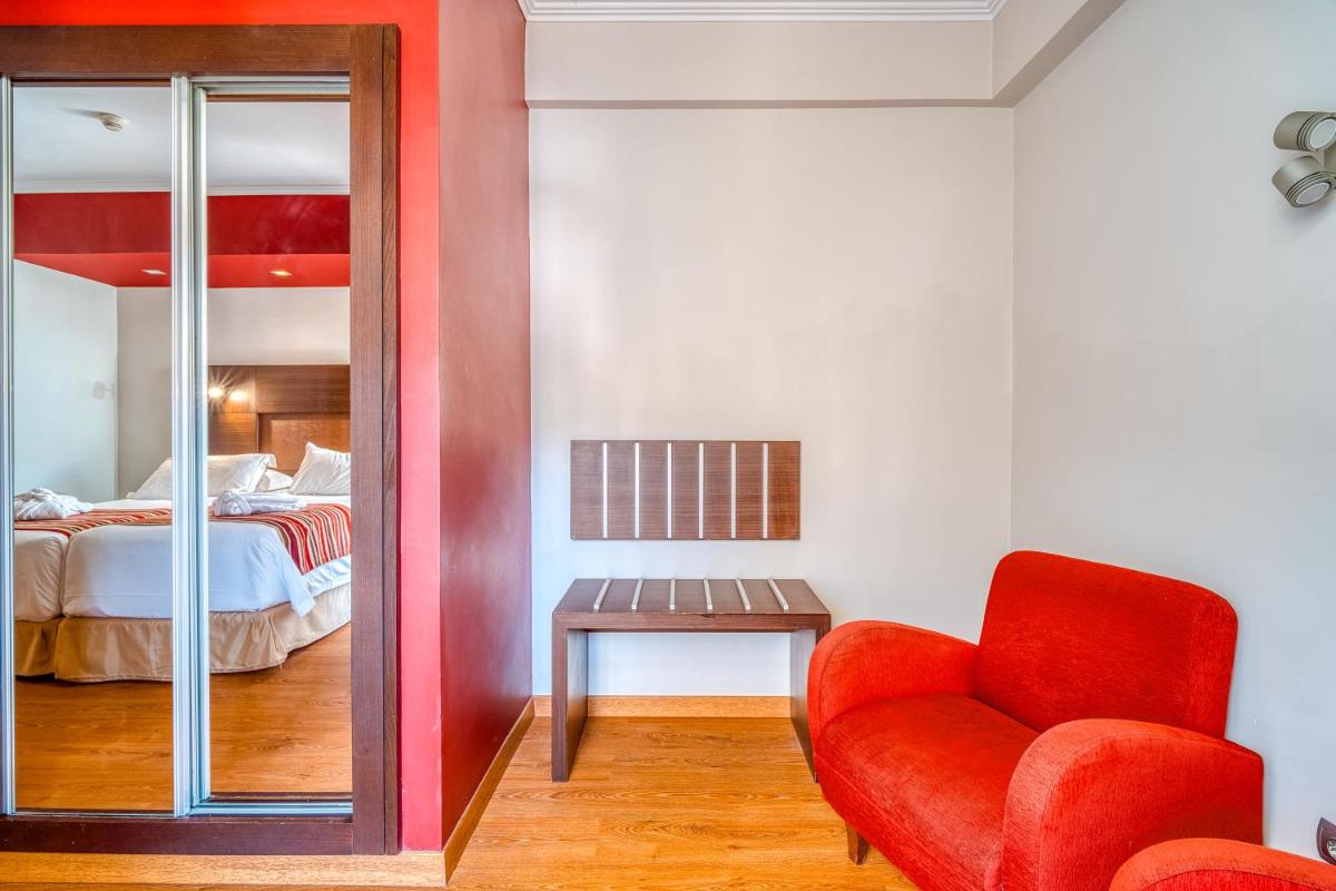 Uma cama ou camas num quarto em Muthu Raga Madeira Hotel