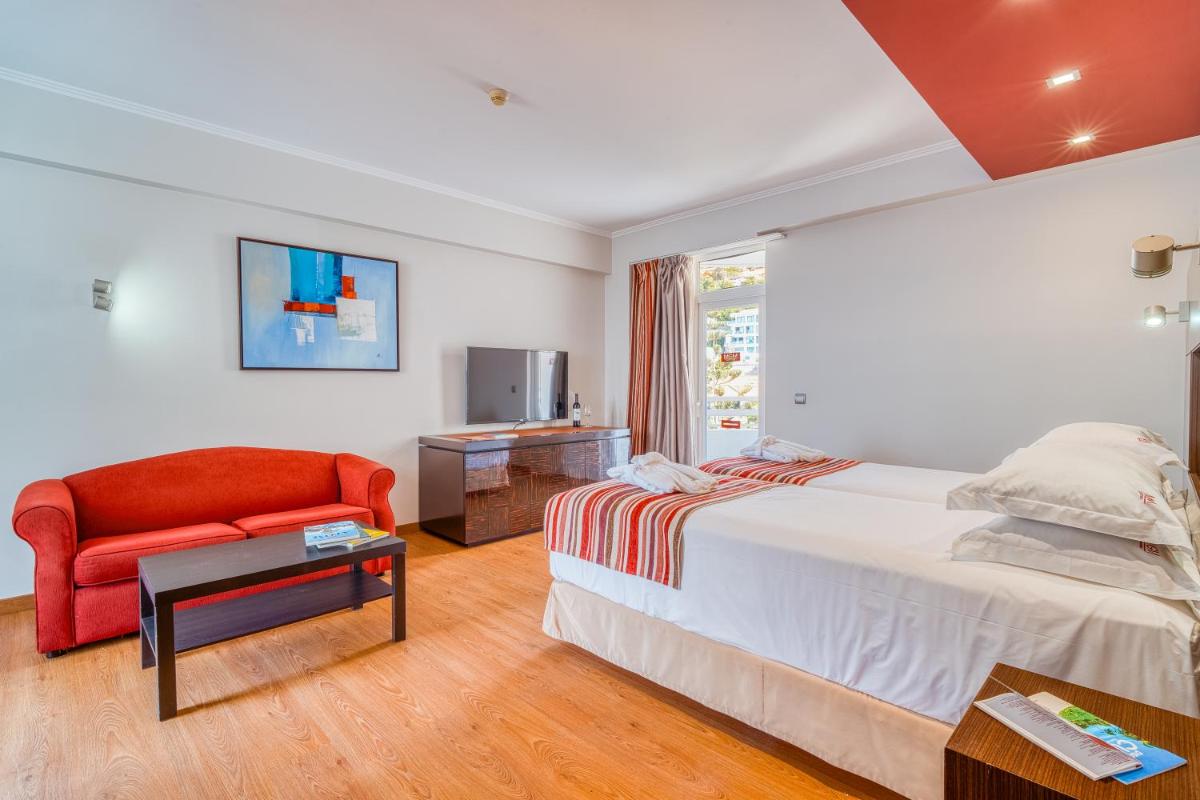 Uma cama ou camas num quarto em Muthu Raga Madeira Hotel