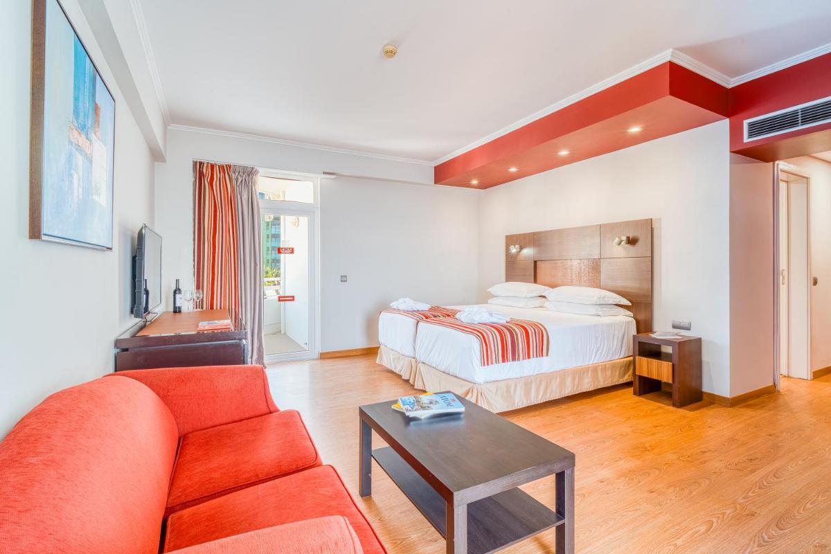 Uma cama ou camas num quarto em Muthu Raga Madeira Hotel