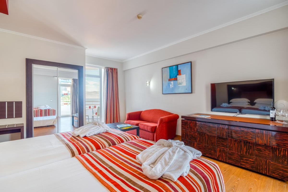 Uma cama ou camas num quarto em Muthu Raga Madeira Hotel