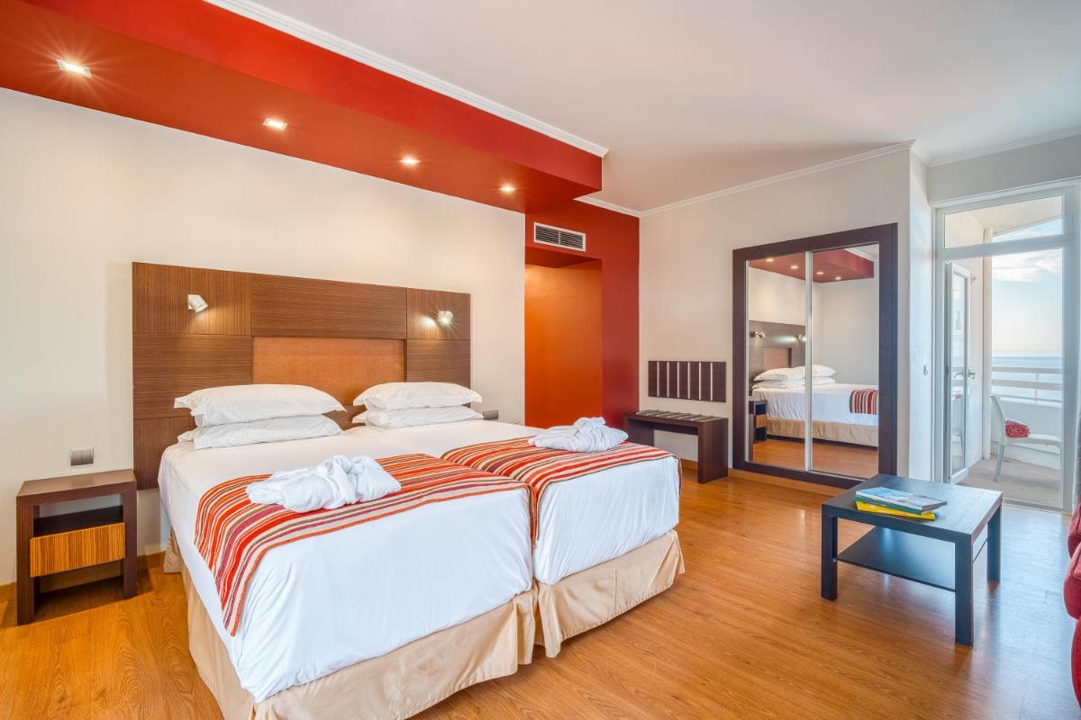 Uma cama ou camas num quarto em Muthu Raga Madeira Hotel