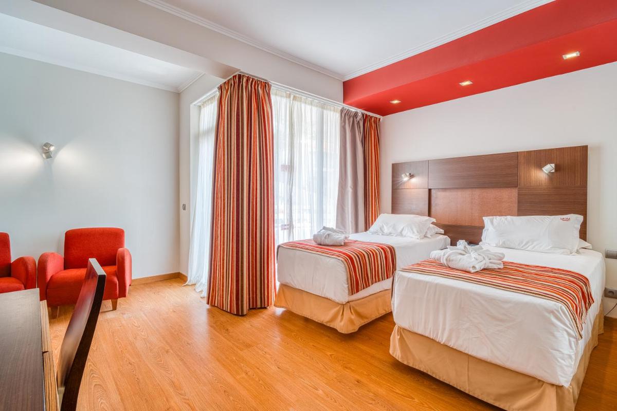 Uma cama ou camas num quarto em Muthu Raga Madeira Hotel