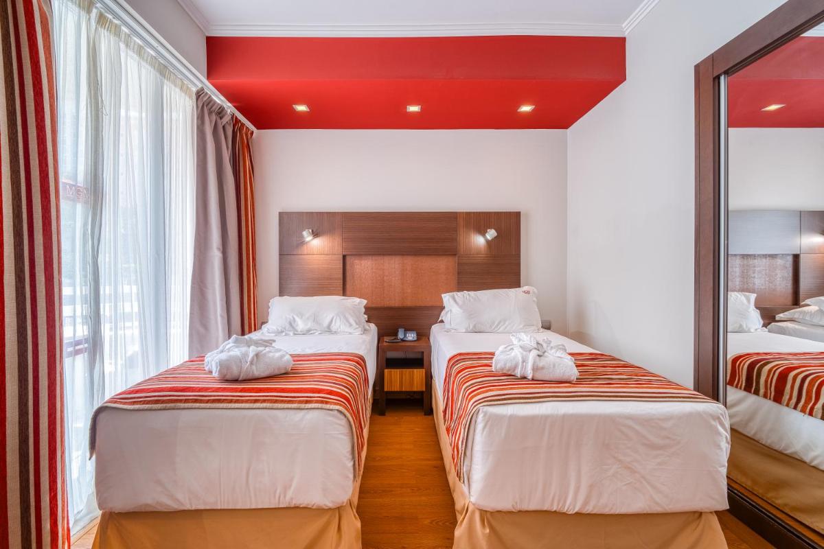 Uma cama ou camas num quarto em Muthu Raga Madeira Hotel