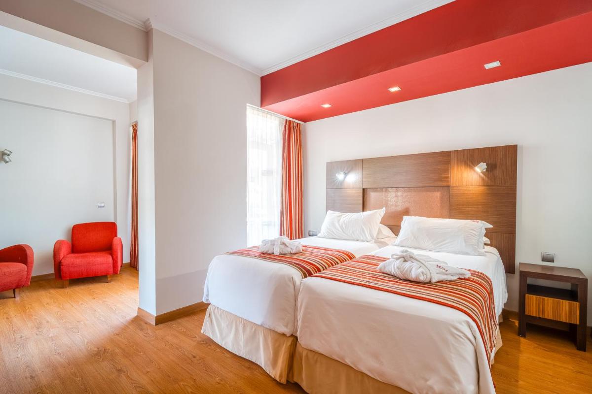 Uma cama ou camas num quarto em Muthu Raga Madeira Hotel