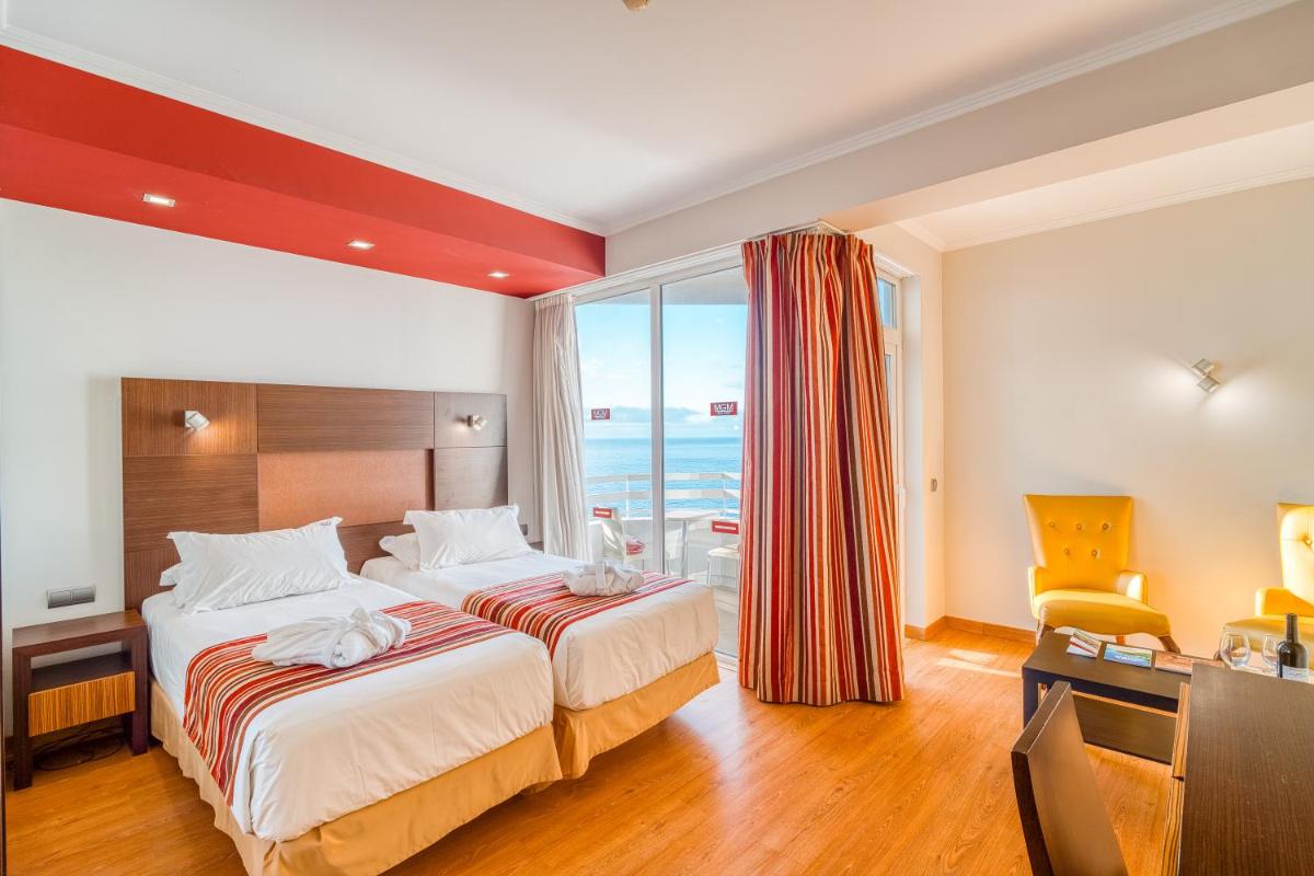 Uma cama ou camas num quarto em Muthu Raga Madeira Hotel