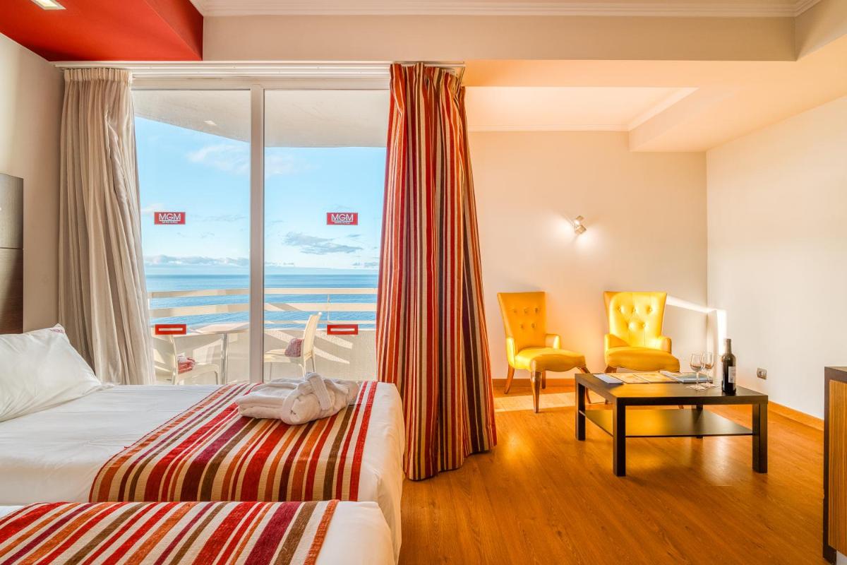 Uma cama ou camas num quarto em Muthu Raga Madeira Hotel