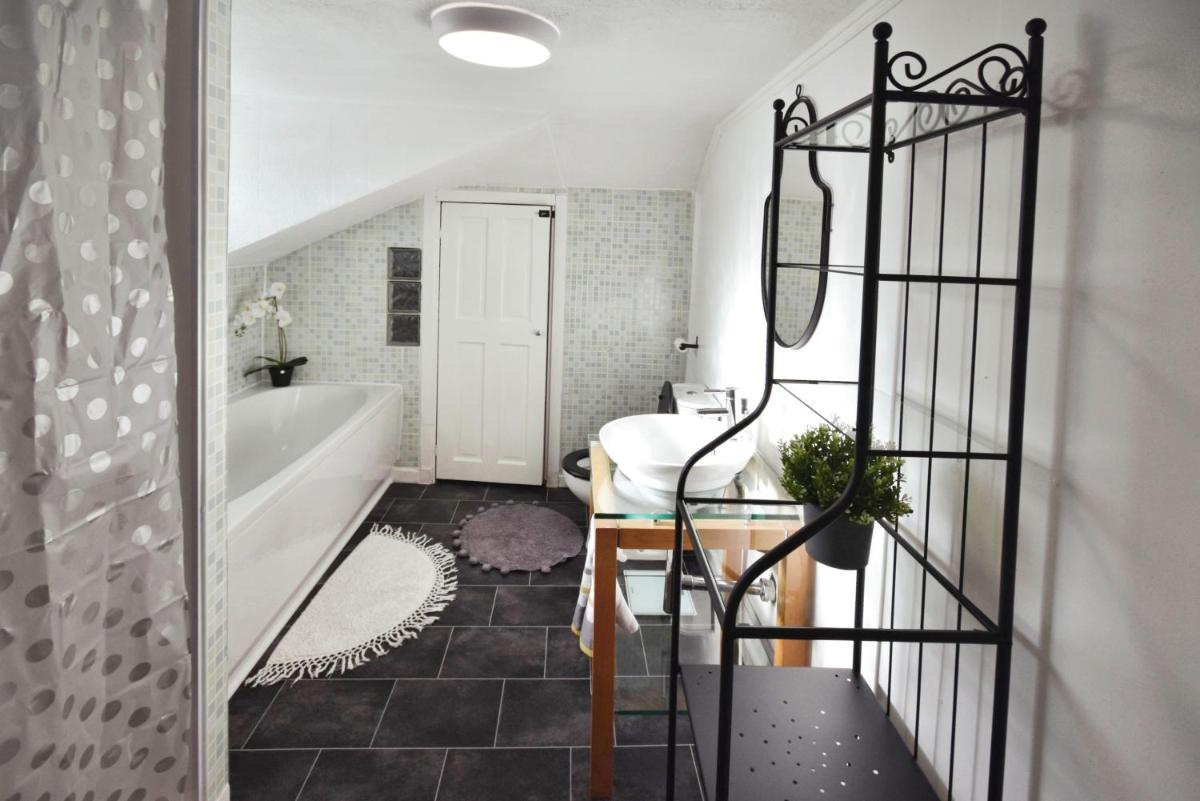 Clydebank House near Glasgow 4 bedrooms - Housity