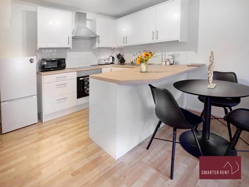 Lightwater - 1 Bedroom House - Parking - Housity
