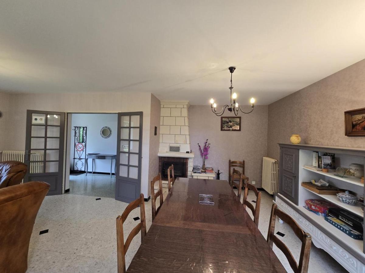 Maison Indépendante avec Grand Jardin, Cheminée, Wifi et Équipements de Loisirs à Agonac - FR-1-616-97 - Housity