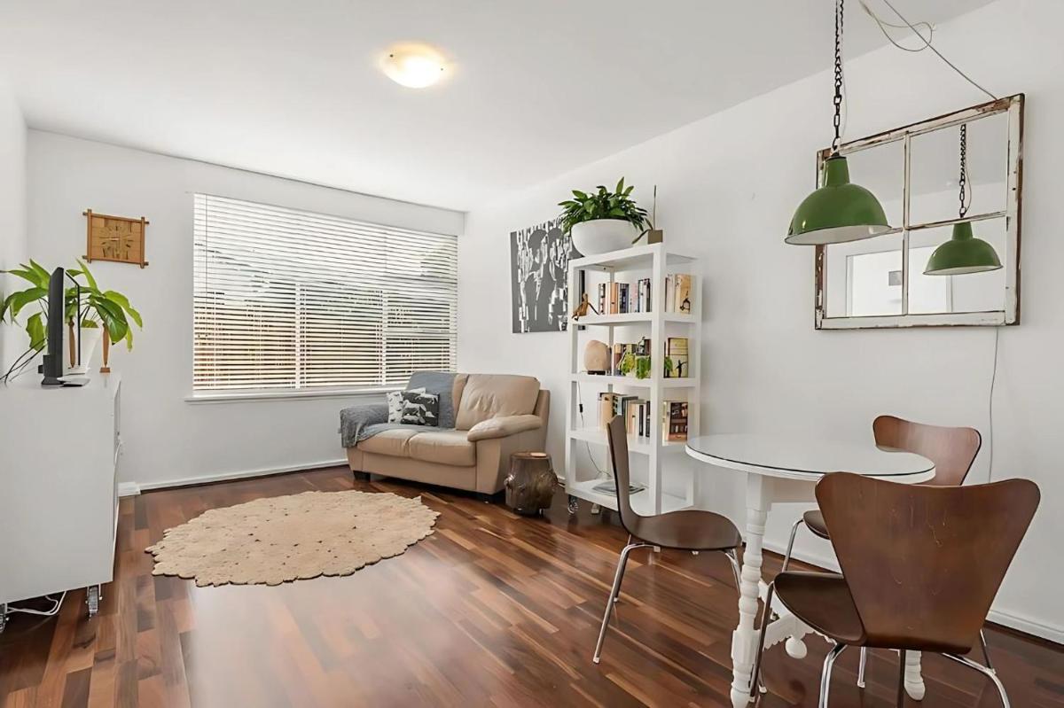 Modern City-Fringe Apartment in New Town - Housity