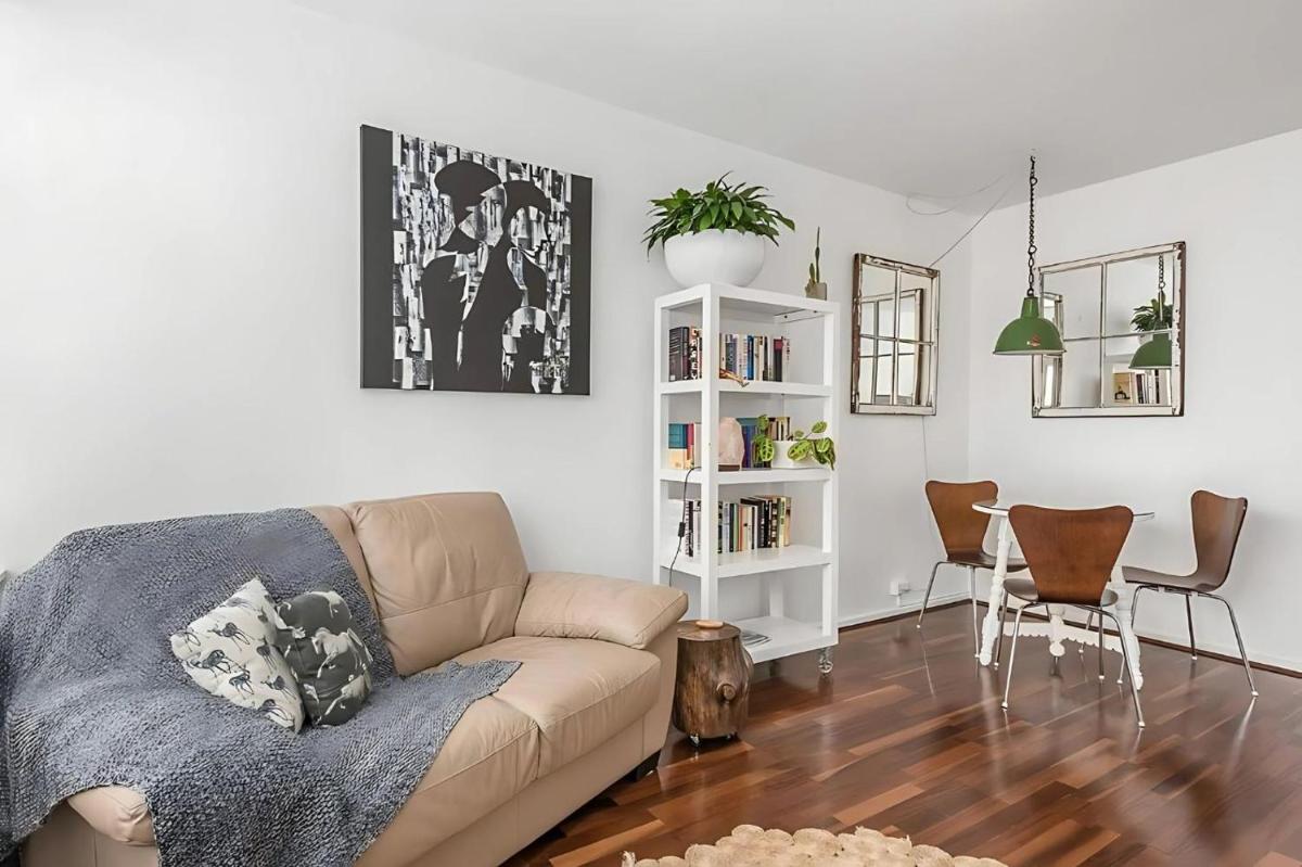 Modern City-Fringe Apartment in New Town - Housity