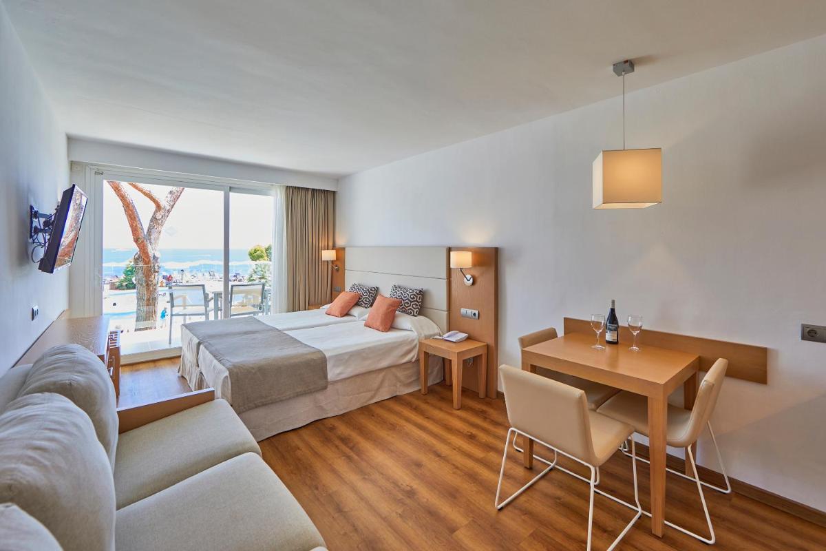 Cama o camas de una habitación en Aparthotel Ponent Mar