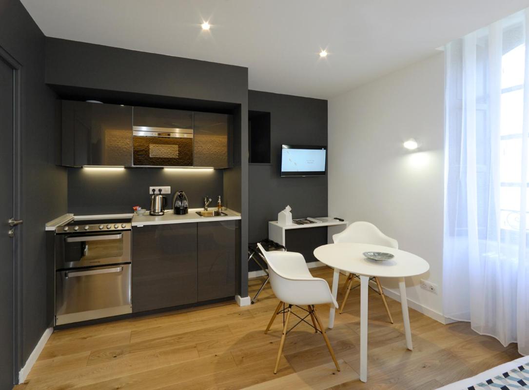 Cuisine ou kitchenette dans l'établissement Les Maisons du Pont - Charme & Caractère