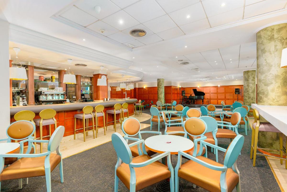 Un restaurante o sitio para comer en Peñiscola Plaza Suites