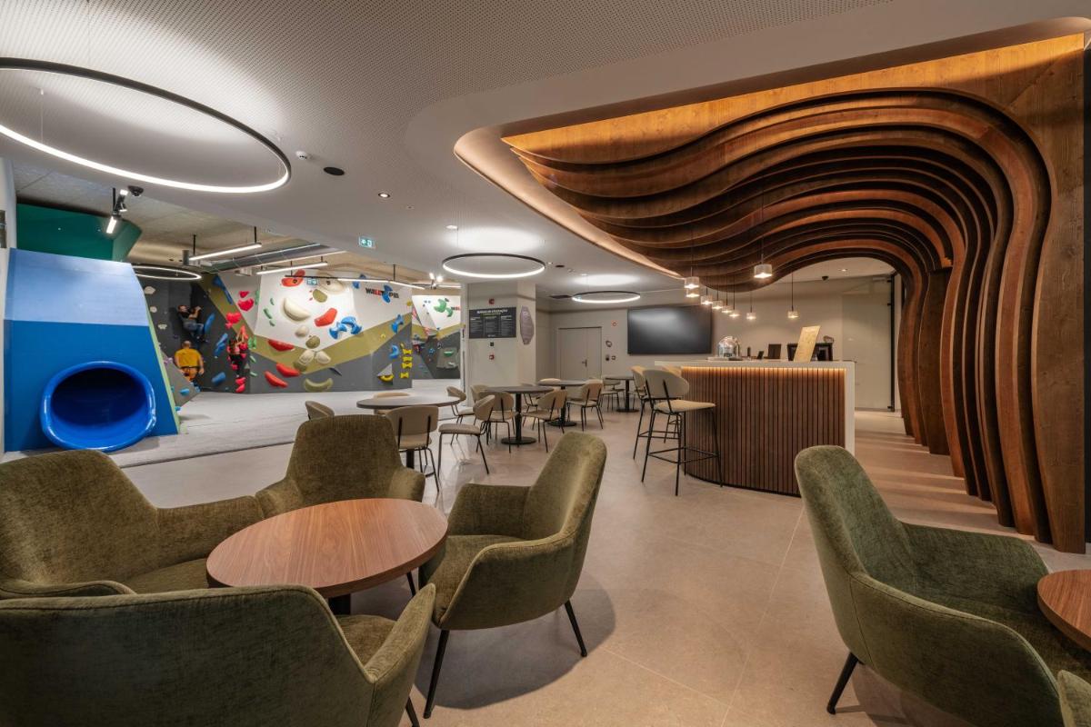 Uma área de estar em Dolinas Climbing Hotel