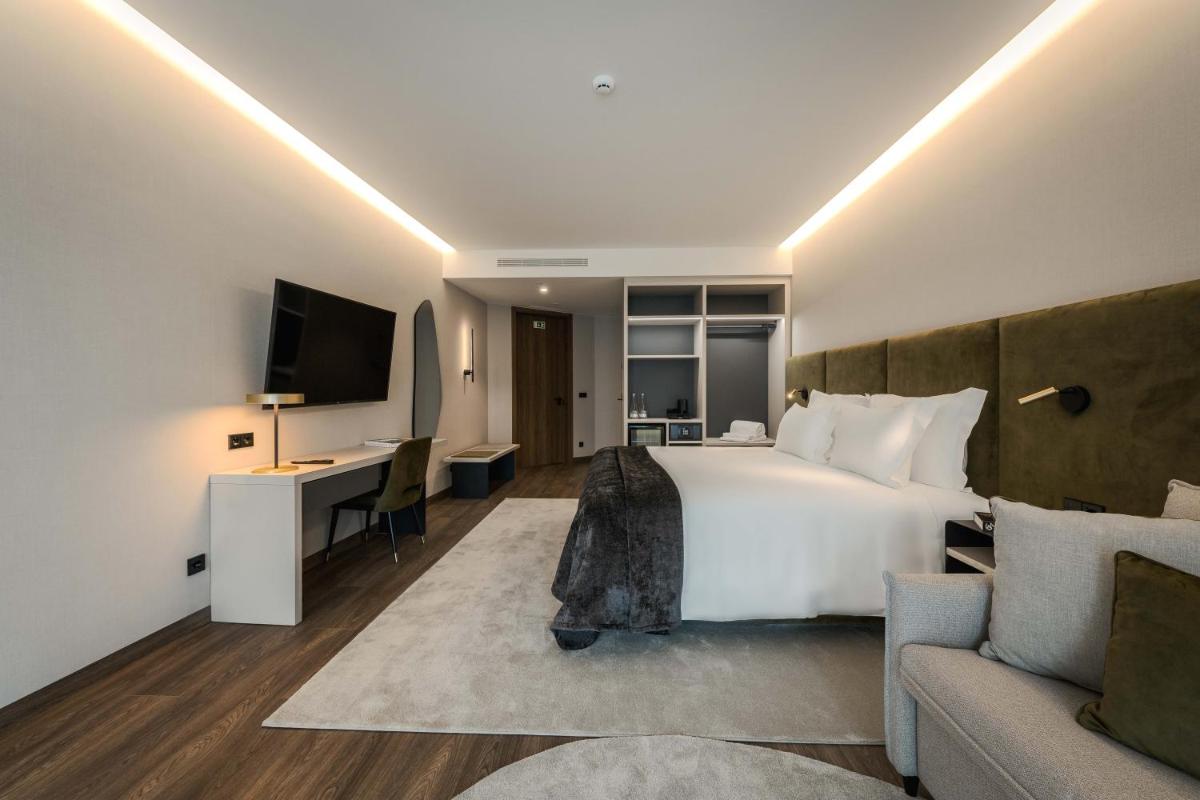 Uma televisão e/ou sistema de entretenimento em Dolinas Climbing Hotel