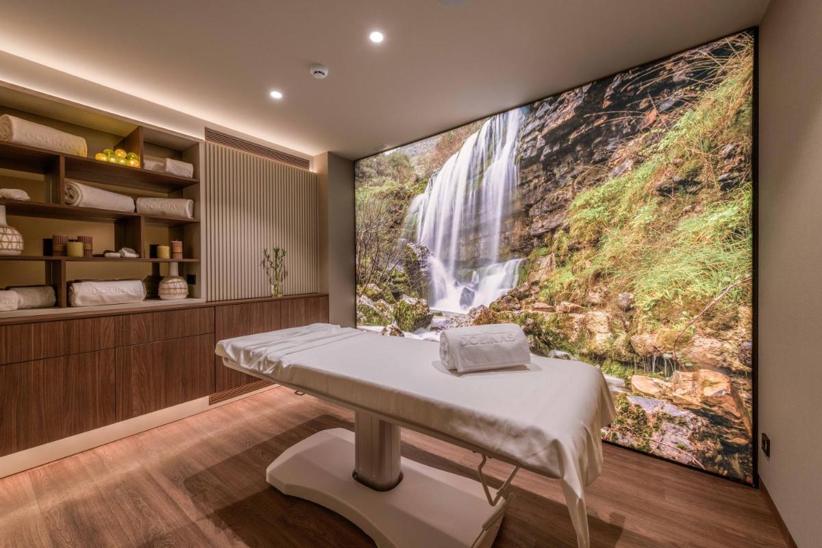Uma televisão e/ou sistema de entretenimento em Dolinas Climbing Hotel