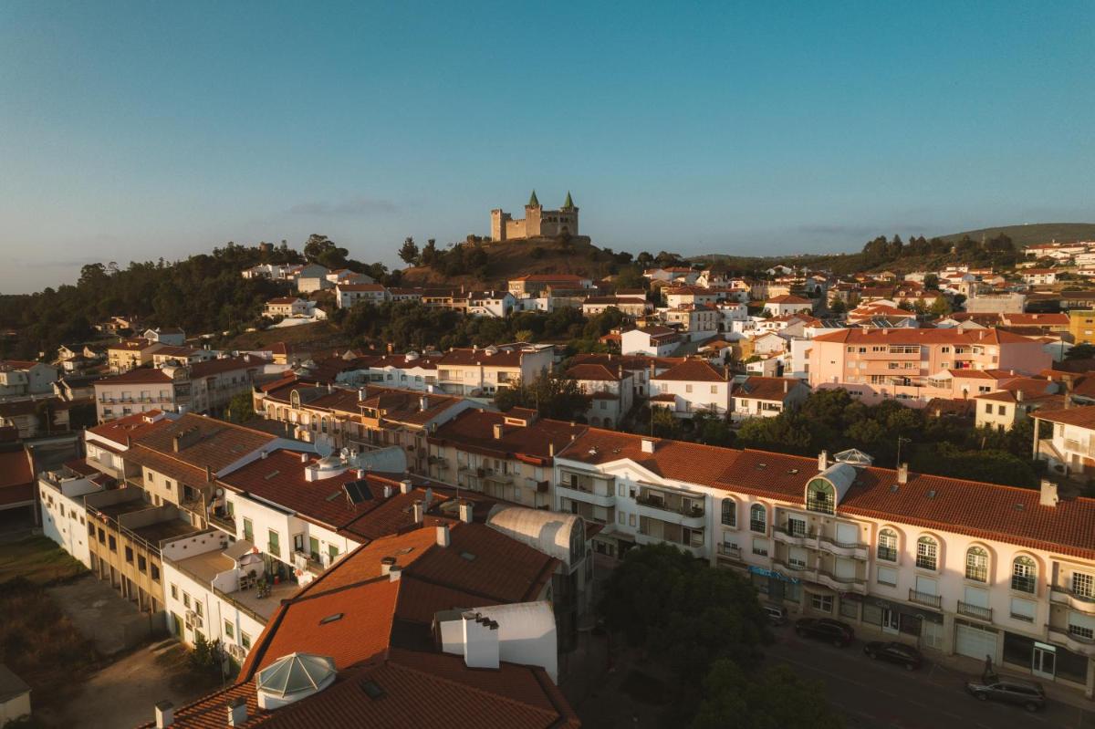 Uma vista geral de Porto de Mós ou a vista da cidade a partir do hotel