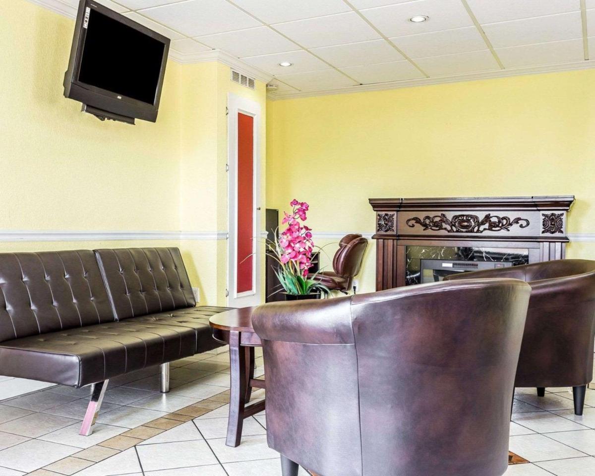 Econo Lodge Inn & Suites Matthews - Charlotte - Housity