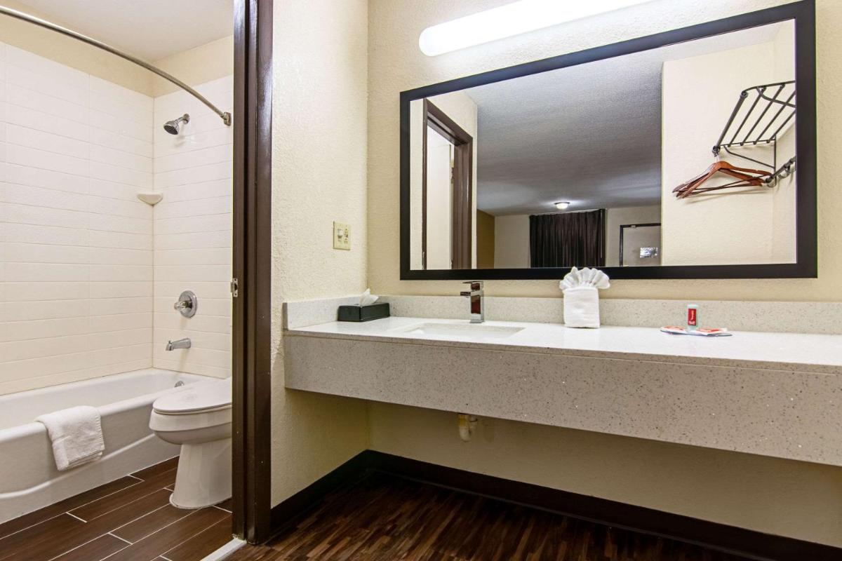 Econo Lodge Inn & Suites Matthews - Charlotte - Housity
