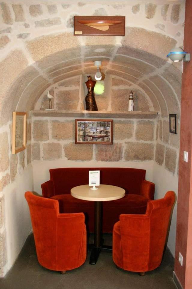 Coin salon dans l'établissement Logis Hôtel Restaurant Auberge de la Xaintrie