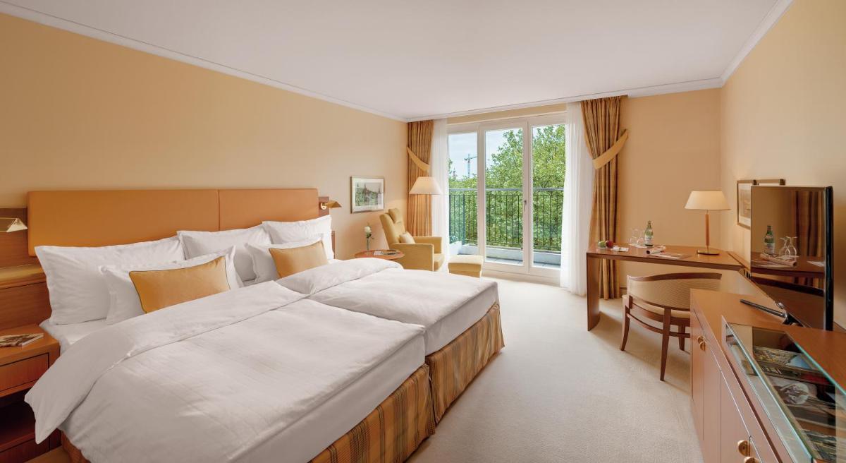 ein Hotelzimmer mit einem großen Bett und einem Schreibtisch in der Unterkunft GRAND ELYSEE Hamburg in Hamburg + 37 Fotos ein Hotelzimmer mit einem großen Bett und einem Schreibtisch in der Unterkunft GRAND ELYSEE Hamburg in Hamburg + 37 Fotos