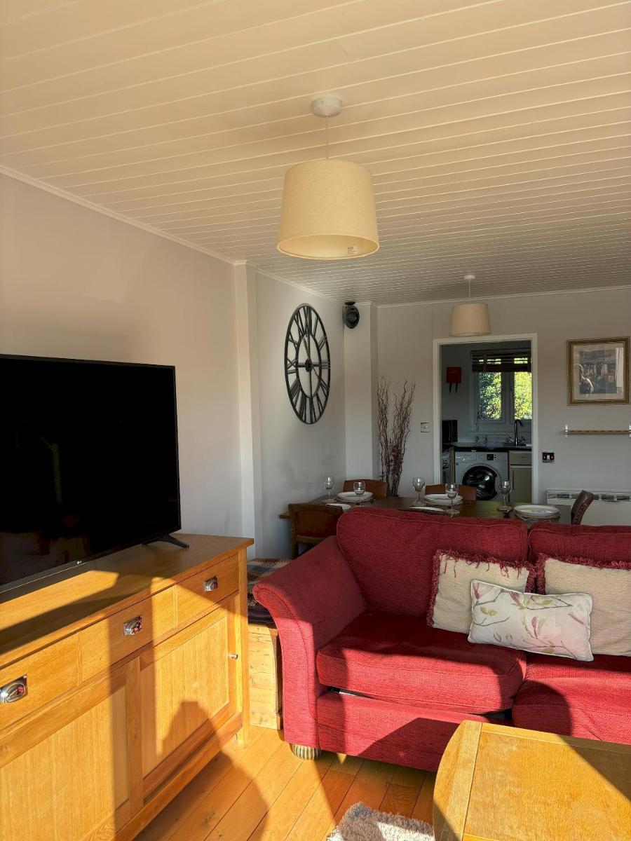 Kinsale Lodge · Cotswolds Lakeside - Spring Lake - Housity