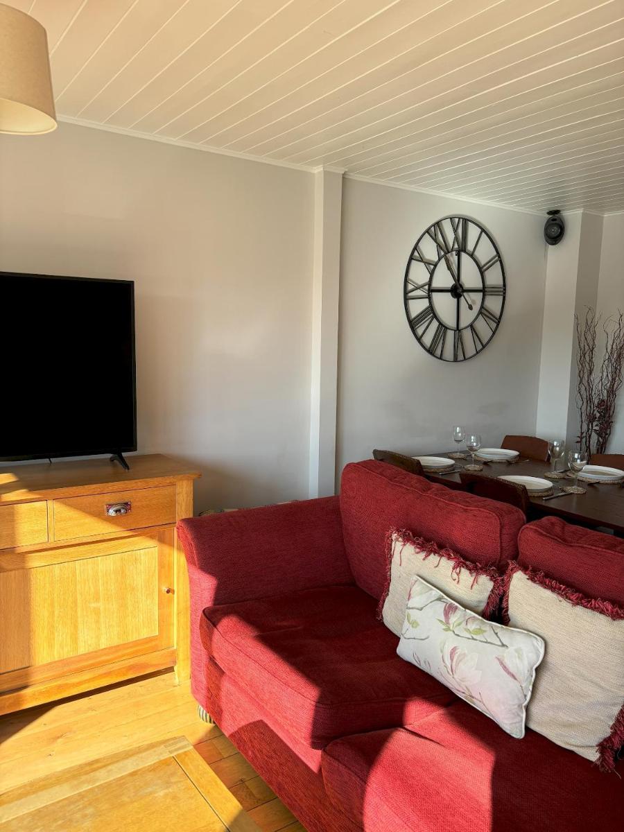 Kinsale Lodge · Cotswolds Lakeside - Spring Lake - Housity