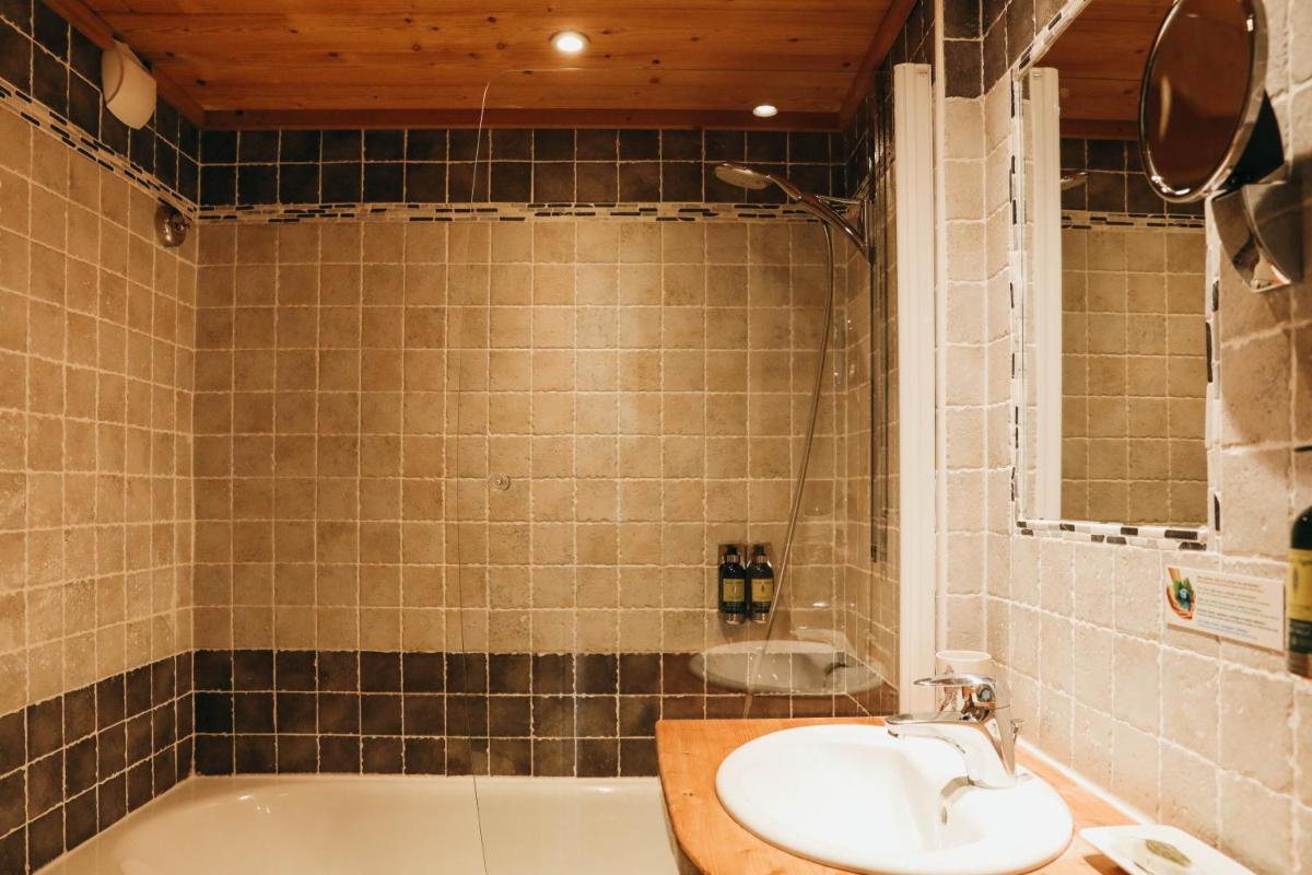 Salle de bains dans l'établissement Les Grands Montets Hotel & Spa
