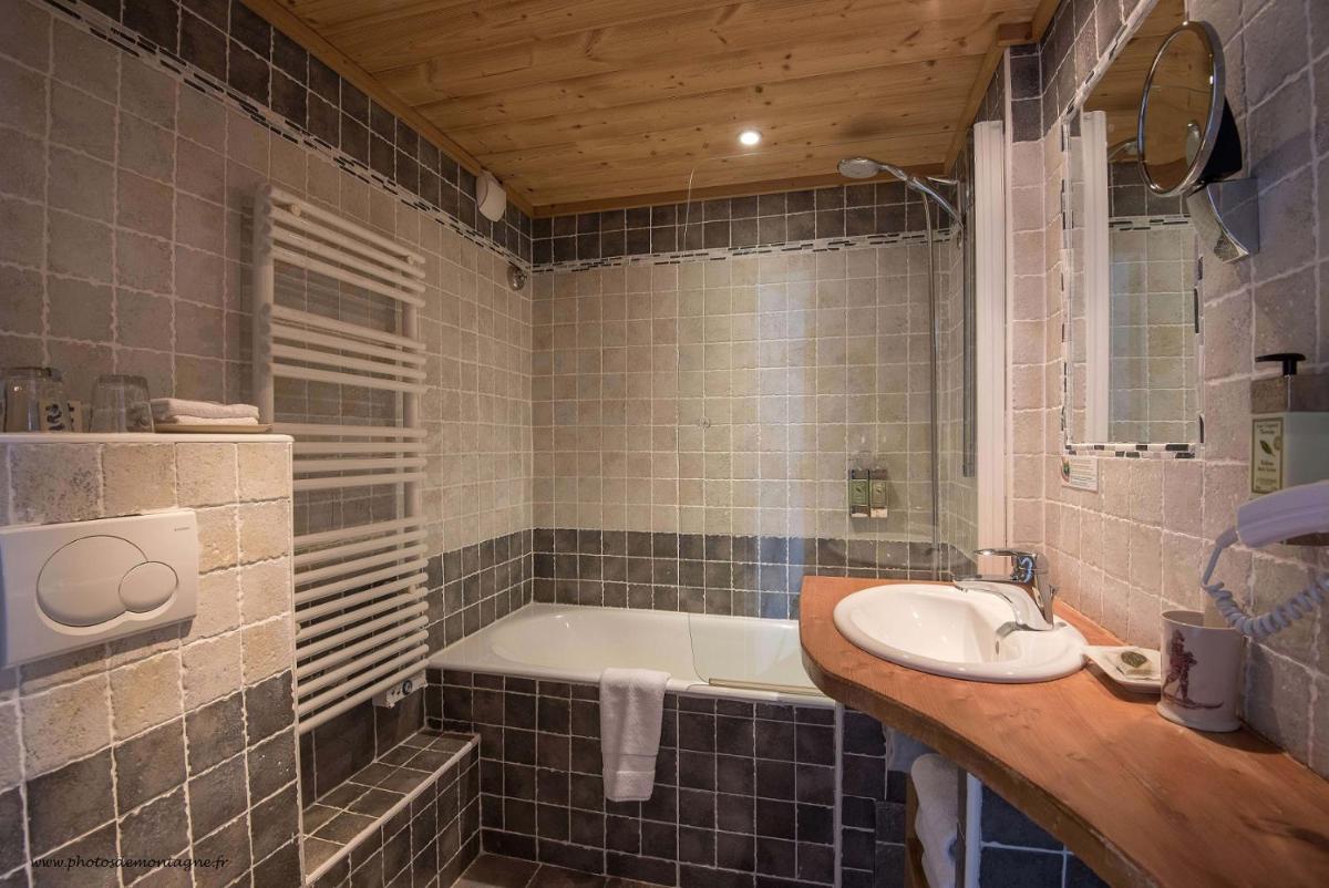 Salle de bains dans l'établissement Les Grands Montets Hotel & Spa