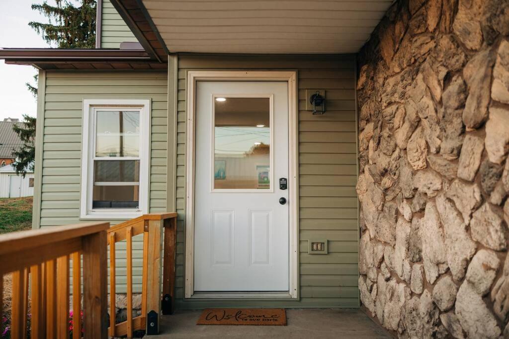 Family Friendly Downtown Apple Creek by Antiques - Housity