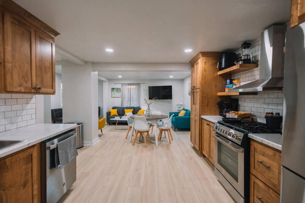 Family Friendly Downtown Apple Creek by Antiques - Housity