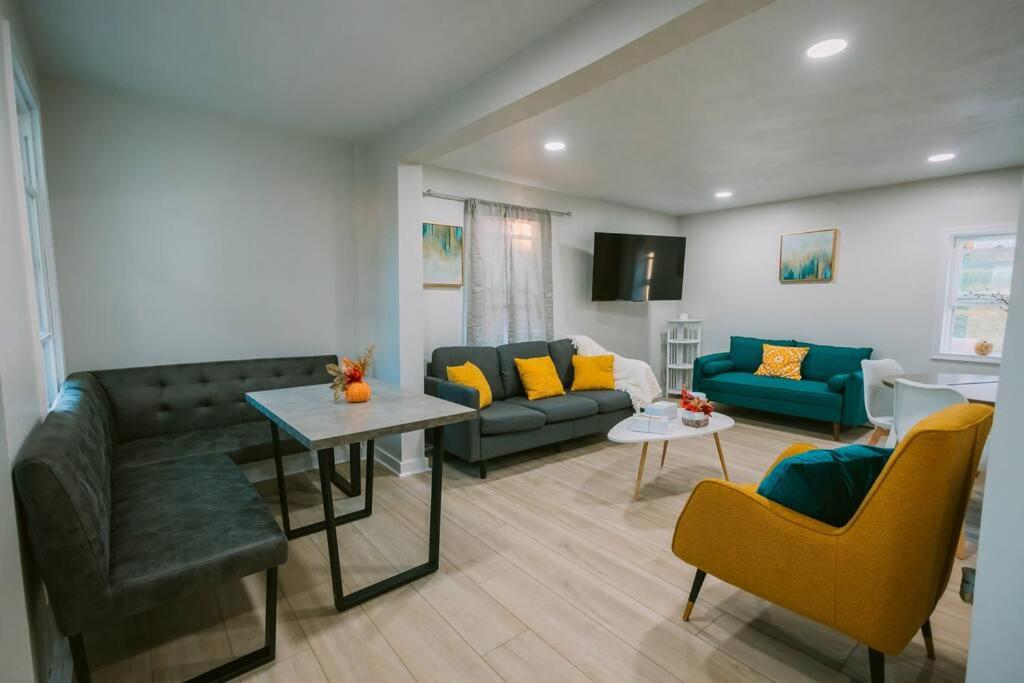 Family Friendly Downtown Apple Creek by Antiques - Housity