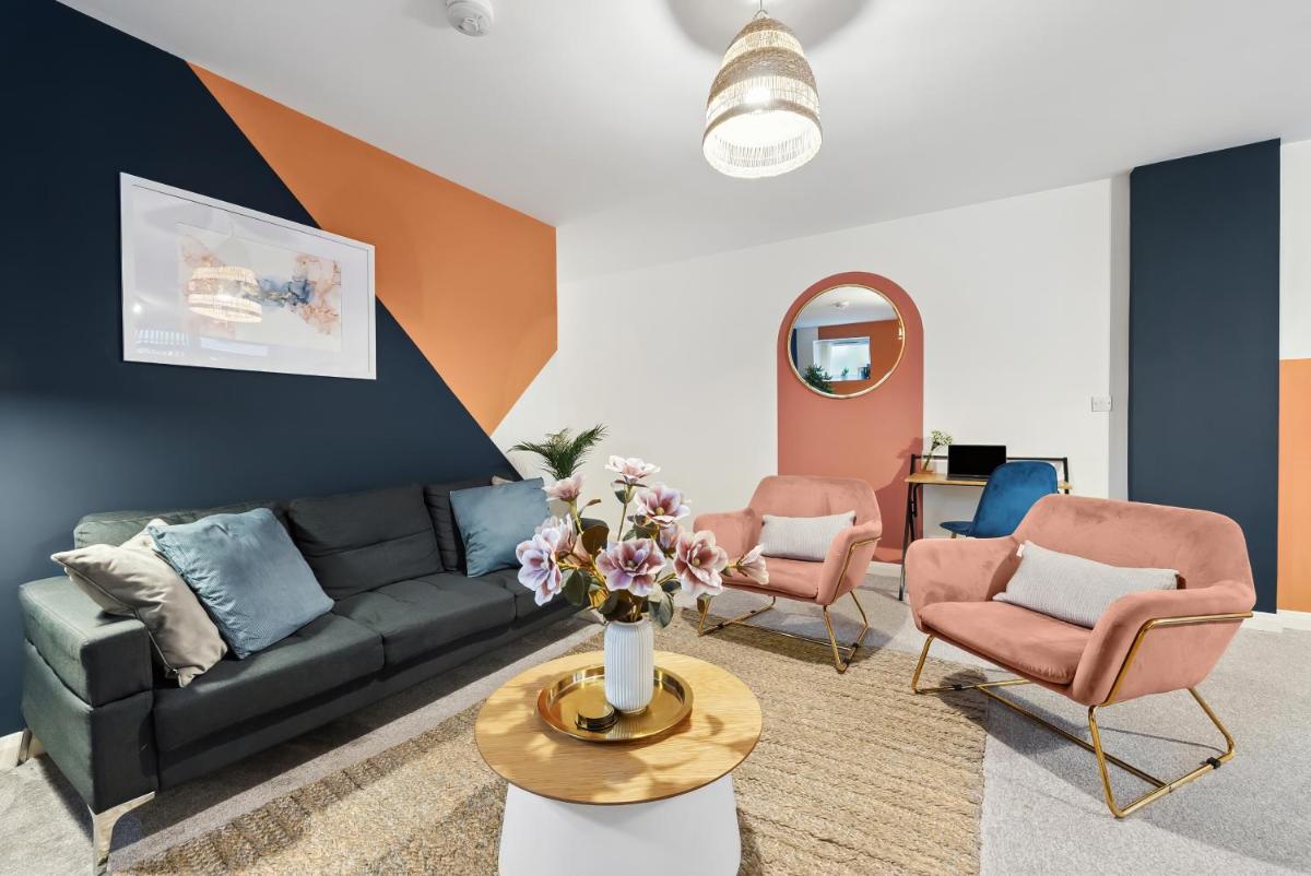 Corinium Lodge - town centre apartment - Housity