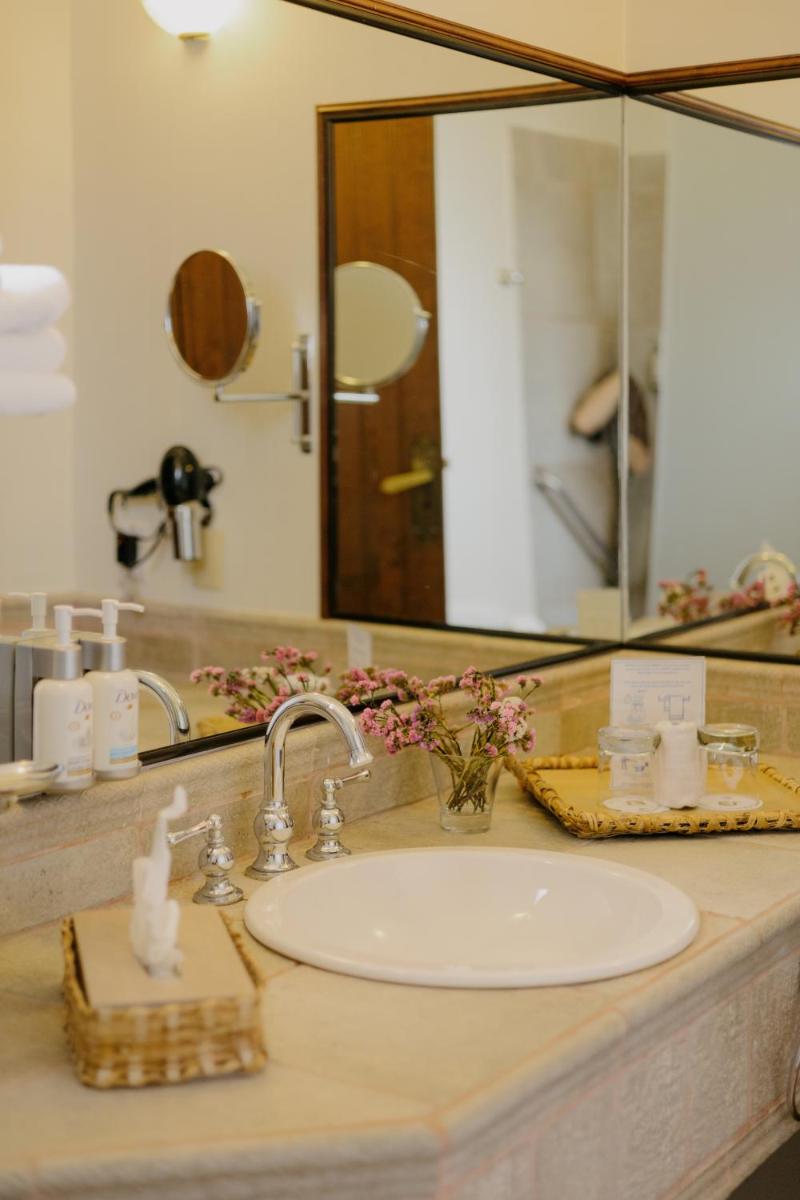 Hotel Hacienda Los Laureles - Housity