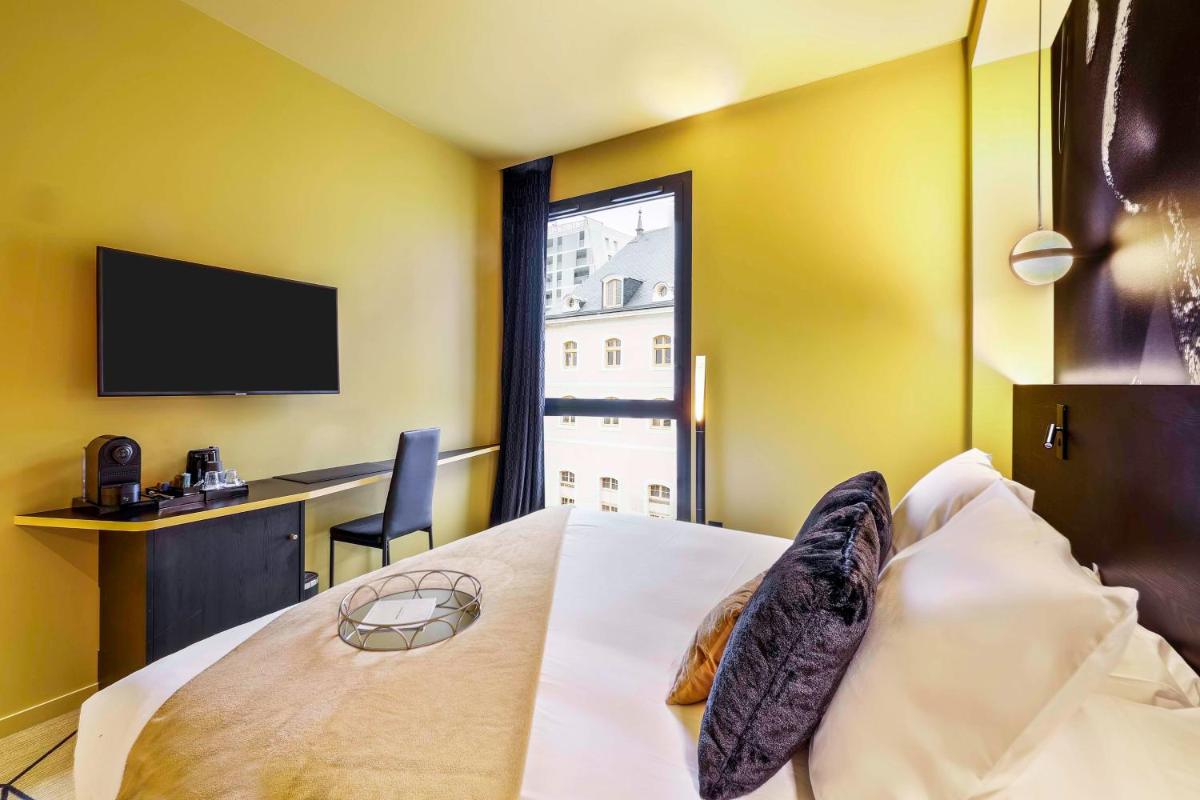 Télévision ou salle de divertissement dans l'établissement Hotel Leprince, Best Western Premier Collection