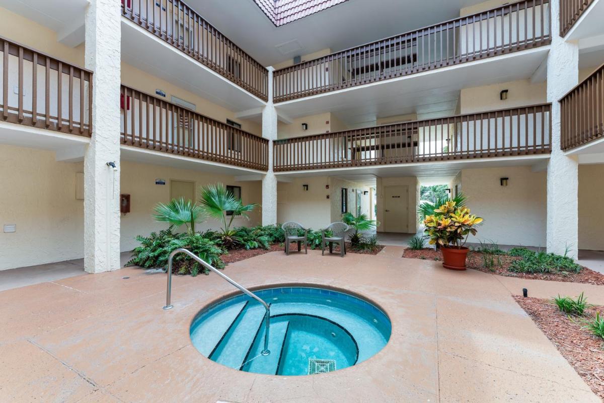 Cozy 2BR Condo Steps from the Beach - Housity
