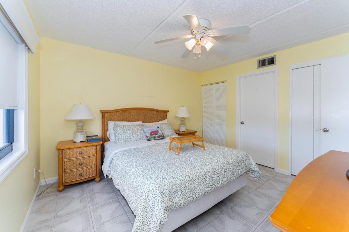 Cozy 2BR Condo Steps from the Beach - Housity