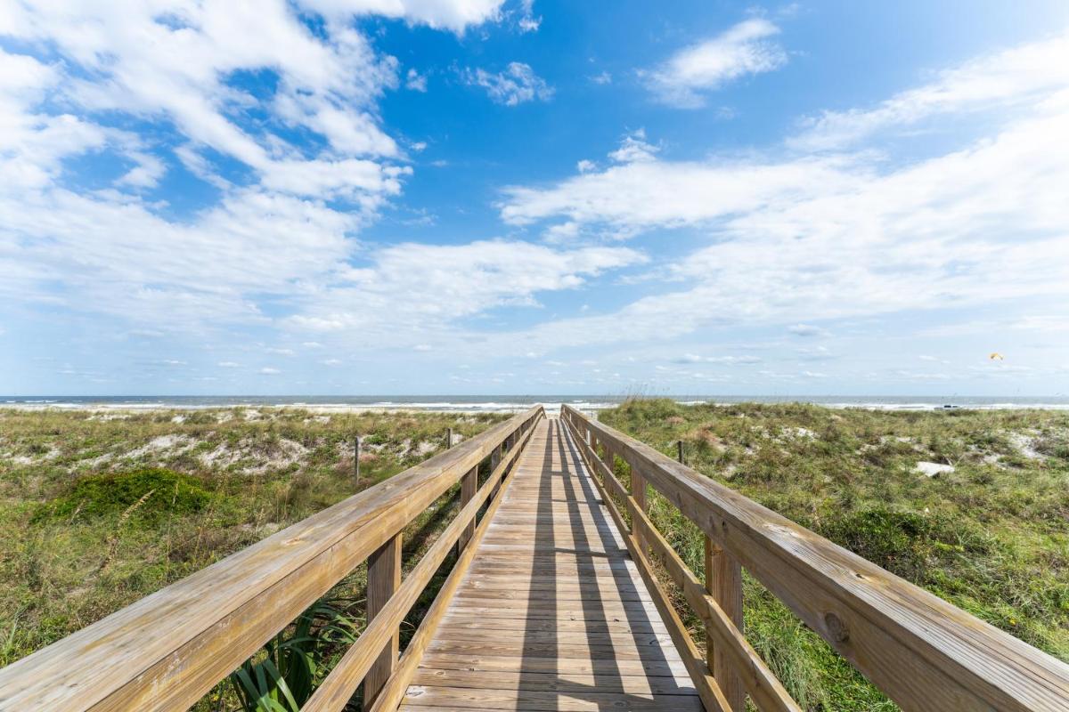 Cozy 2BR Condo Steps from the Beach - Housity
