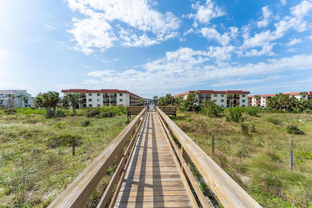 Cozy 2BR Condo Steps from the Beach - Housity