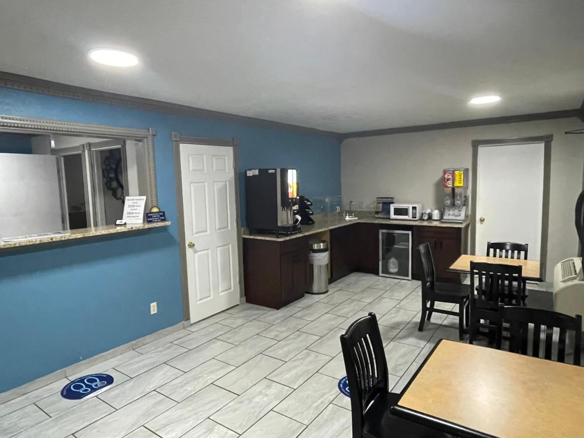 Days Inn by Wyndham Pratt - Housity